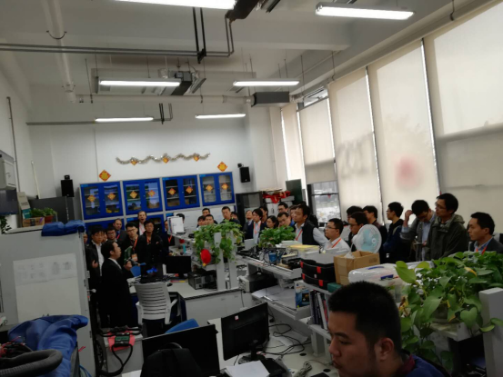 代表们参观实验室 代表们参观实验室